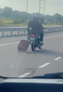 バイクでのキャリーケースの運び方