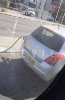給油ホースを抜き忘れたまま走る車
