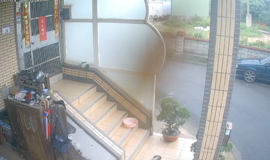 監視カメラに映った神様？の影