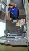 トラックのタイヤの爆発の衝撃を受ける料金所