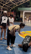 試合中にケガをしたふりをしてプロポーズ