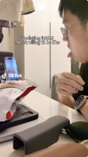 舌でスマホ画面をスクロールする男