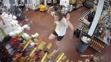 酒屋の棚が壊れてボトル崩壊