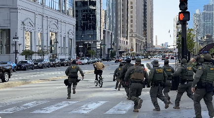 武装警官からスイスイ逃げる自転車男