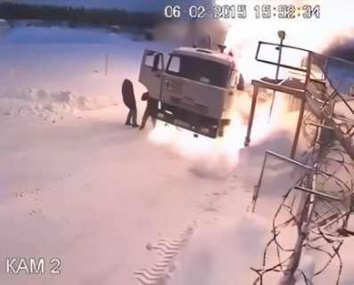 ドアを開けた瞬間大爆発するトラック