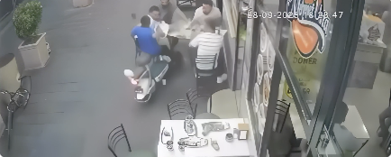 Eバイクでテーブルに突っ込んじゃった少年