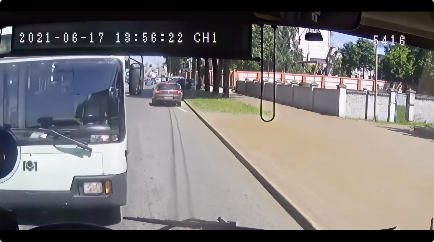 居眠り運転でバスに突っ込むバス
