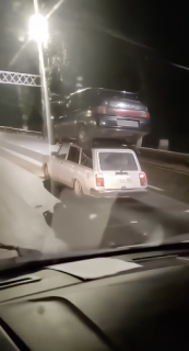 ほぼ同サイズの車の乗せて走る車