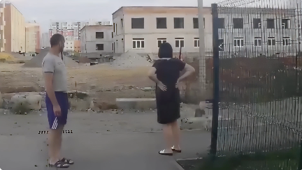 蓋が空いてたマンホールに落下する子ども