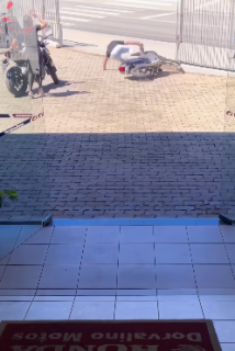 女性を見すぎて？事故るバイク