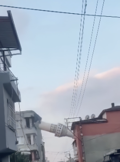 ミナレットの解体失敗で周辺家屋に激突