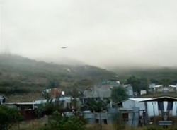 霧がかかった空に浮かぶUFO