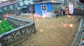 落雷で飛び散る火花