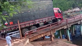 橋が壊れて川に転落するトラック