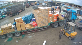 トラックから放り投げた荷物が作業員を直撃