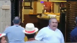 カフェに迷い込んだ牛が外に飛び出す(目線)