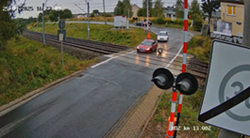 時間との勝負すぎる踏切での突然の脱輪