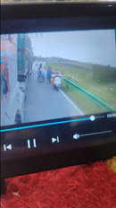 自転車に乗る少女がふらつき危機一髪