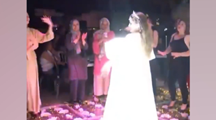 花嫁を襲う巨大ミラーボール