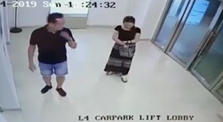 重いガラスドアが外れて女性を直撃