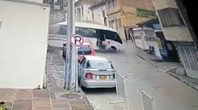 車外に転落した運転手がバスに轢かれそうに