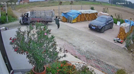 赤ちゃんを抱えながら愛車を守った父親