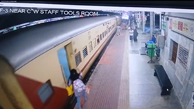 乗車に失敗した乗客を素早く救助する駅員