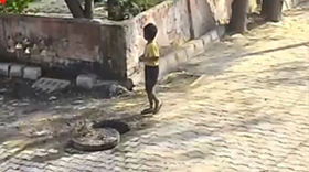 よそ見をして歩いていた少年がマンホールに落下