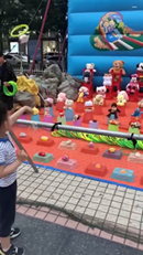 男の子が輪投げを投げると…