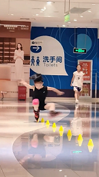 回転しながらコーンを倒さずに完走する女の子