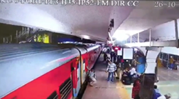 転倒する乗客を周りの客が助けて大事故回避