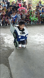 パトカーにトランスフォームする男の子