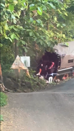 トラックから投げ出される児童たち