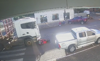 トラックの下敷きになるも奇跡的に無事だった女性