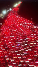 夜空を照らす赤いブレーキランプの行列