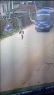 バスに轢かれたはずの少年が歩いて出てくる