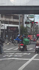 超危険！バイクでバイクを運ぶ人たち