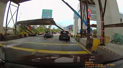 建設現場の足場が走行中の車の上に崩落②