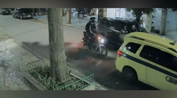 女性の車を狙った強盗が車の下敷きに