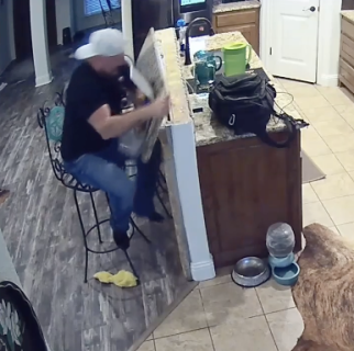 カウンターテーブルに寄りかかったら崩壊