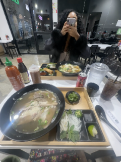 レストランで料理の撮影をしていたら他の客がドアにぶつかる瞬間を撮影