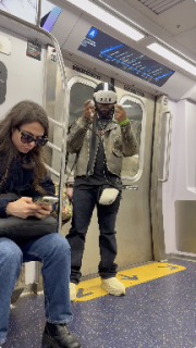 電車内でVRゴーグルを楽しむ男