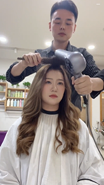 ドライヤーの風で理容師のカツラが吹き飛ぶ