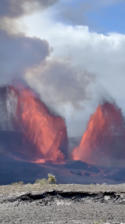 噴火と竜巻の共演