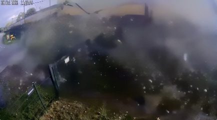 線路に立ち往生して電車と衝突するトラック