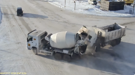 トラック同士で事故るも無事だった運転手