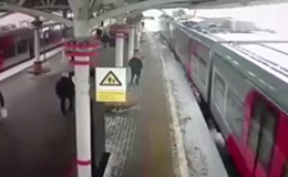 駅に列車が入ってきた途端に屋根から大量の雪