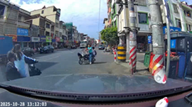 バイクに足をはねられスクーターから少年が落下