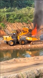 掘削機のバケットで水を汲み消火活動