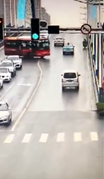 橋からぶら下がって完全落下を免れたバス